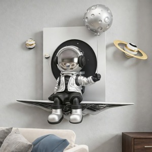 Escultura de Pared de Astronauta de Resina Personalizada con Globo de Planeta para Decoración de Sala de Estar y Exhibición de Temática Espacial - Product Image 2