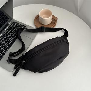 Sac de poitrine simple en nylon pour femmes, noir, résistant à l'eau, fermeture éclair, sac à bandoulière pour les trajets quotidiens, design multicouche - Product Image 1