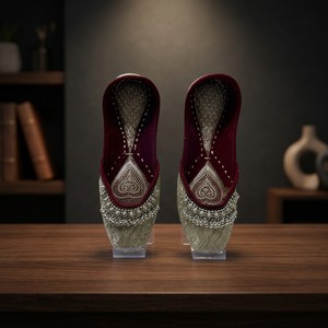 Chaussures de fête pour femmes de style traditionnel indien BS INTERNATIONAL, hautement confortables, en cuir fantaisie, brodées, personnalisables - Product Image 1