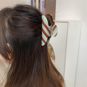 Pince à cheveux requin bleu café, style rétro académique, délicat et féerique, nouveau modèle - Product Image 3