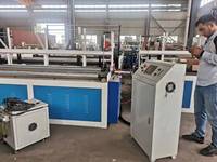 Machine à fabriquer du papier toilette contrôlée par PLC, capacité de 2 tonnes/jour, transforme les rouleaux de papier jumbo en petits rouleaux de papier toilette