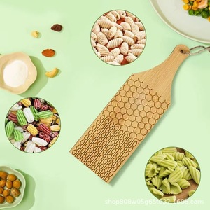 Tabla de cortar de madera personalizada, cuerpo recto, color madera natural con patrón decorativo para uso doméstico - Product Image 5