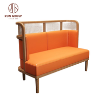 Ensemble de mobilier de restaurant moderne : canapé en cuir orange incurvé, table en marbre, chaises à cadre en rotin tressé – Idéal pour les hôtels et salles à manger durables
