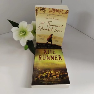 Il corridore con il aquilone e Mille splendidi soleggiamenti: Collezione <span class=keywords><strong>di</strong></span> 2 libri <span class=keywords><strong>di</strong></span> Khaled Hosseini. <span class=keywords><strong>Classici</strong></span> letterari moderni globali definitivi - Product Image 5