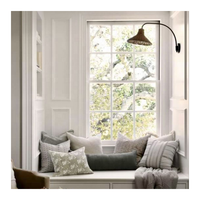 Fenêtre en baie Marvin Box en acier au design élégant et confortable pour chambre à coucher avec des formes courbes