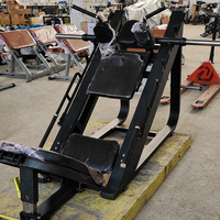 Máquina de prensa de piernas comercial de doble dirección con soportes acolchados y carga de discos de peso para entrenamiento de cuádriceps y glúteos