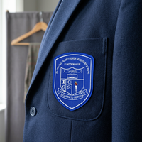 Écusson brodé personnalisé en polyester pour uniforme scolaire, avec logo tissé