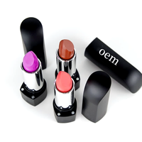 Rouge à lèvres personnalisé hautement pigmenté, cruelty-free, avec formule crémeuse hydratante enrichie en vitamine E, dans un tube magnétique.