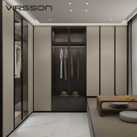 Modernes Begehbares Schranksystem Beige Paneele Glas-Vitrine Kleiderschrank Tatami-Plattform Bodenkissen Maßgeschneidertes Design