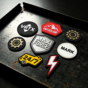 Hoogwaardige diverse stijlen klittenband PVC bedrukte 2D/3D <span class=keywords><strong>LOGO</strong></span> geprägte aangepaste labels <span class=keywords><strong>logo</strong></span> voor kleding achterkant borduurwerk patches - Product Image 1