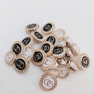 Boutons ronds en résine, directement de l'usine, avec logo personnalisé à double anneau et émail pour accessoires vestimentaires - Product Image 2