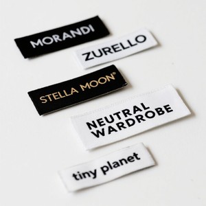 May Cổ Nhãn Dệt Satin Lụa Vải Thẻ Tùy Chỉnh Dập Nổi Lá In Ấn Sinh Thái Thân Thiện Với Kim Loại Cao Su Nhãn Cho Quần Áo - Product Image 2