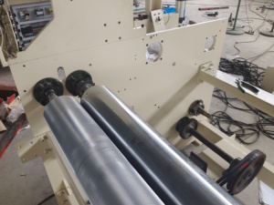 Máquina de fabricación de rollos de papel higiénico-Máquina de papel higiénico completamente/semiautomática personalizable - Product Image 5