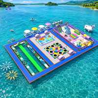 Grand parc aquatique gonflable avec des défis multi-activités et une zone d'activités pour enfants, idéal pour les stations balnéaires lacustres et les loisirs en plein air