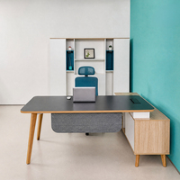 Bureau de direction de luxe en forme de L avec meuble d'appoint, finition bois clair, pour bureau de PDG ou de directeur, vente en gros sur mesure