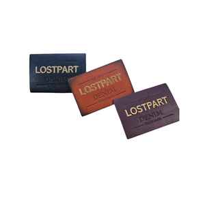 Étiquettes de vêtements en cuir écologiques personnalisées avec marquage à chaud Couleurs et tailles personnalisées pour vêtements et accessoires - Product Image 1