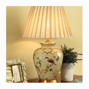 Mesa de mesa luxuosa de porcelana para mesa de cama, lâmpada chinesa luxuosa de cerâmica com desenho simples e personalizada, lâmpada de mesa com sombra em tecido