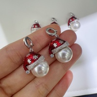 Vente en gros de cadeaux de Noël, argent sterling 925 plaqué or 18 carats, perle d'eau douce naturelle AAA, design de chapeau de Père Noël festif, luxe
