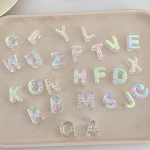 Cuentas acrílicas de letras transparentes de 6mm con agujero grande para llavero, <span class=keywords><strong>abalorios</strong></span> de bolsa con inicial de arcoíris rosa púrpura - Product Image 2