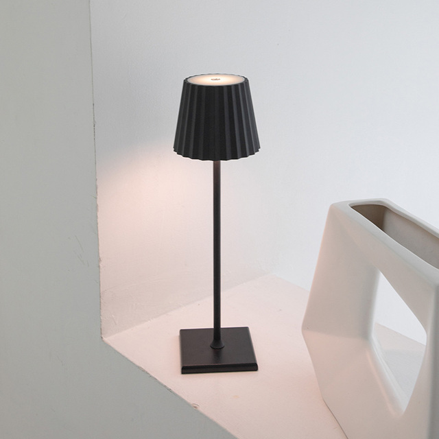 Outdoor Hotel Decorative Cordless Lampara De Escritorio LED Dining Rechargeable Table Lamp with Touch Brightness Dimming