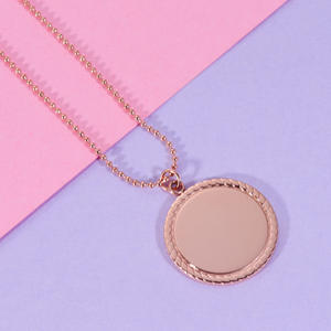 Collier à pendentif géométrique personnalisé en acier inoxydable personnalisé en gros Collier à pendentif rond en dentelle lisse avec logo gravé au laser - Product Image 6