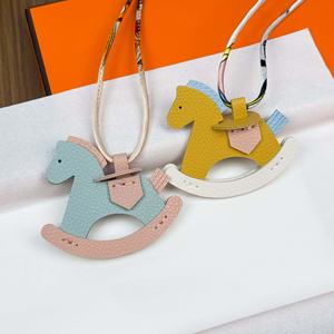 Al por mayor Llavero de lujo de cuero PU hecho a mano con diseño de caballo balancín y pony, accesorio colgante para bolso de mujer - Product Image 1