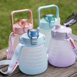 Vaso de Plástico Deportivo con Correa para el Hombro, Color Degradado, Estilo Moderno, Vaso Grande con Asa, Vaso Pequeño con Asa y Diseño de Color en Aerosol - Product Image 6