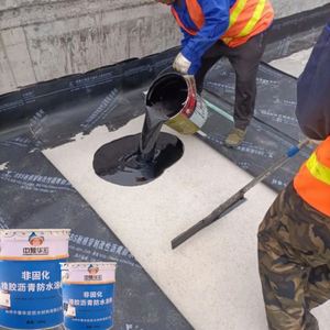 Peinture imperméabilisante en caoutchouc non durcissant à base d'asphalte pour projets d'étanchéité, offrant des performances stables par différentes conditions climatiques - Product Image 5
