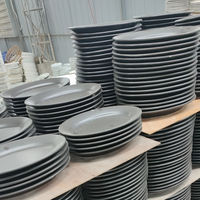 Vente en gros d'usine de porcelaine noire de grade B plats et assiettes en céramique vendus par tonne modèles mixtes emballage en vrac boîte brune