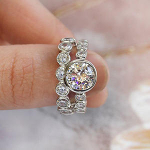 Anello di Fidanzamento da Donna in Oro Bianco con Diamante Taglio Brillante Rotondo Colore G Naturale e Pietre Laterali - Product Image 3