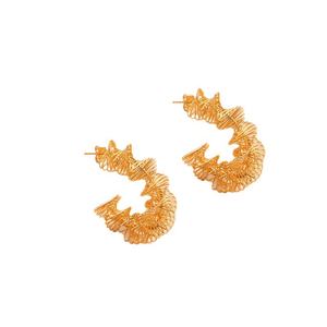 Boucles d'oreilles créoles torsadées vintage en acier inoxydable plaqué or 18 carats, hypoallergéniques, personnalisables, pour femmes - Product Image 6