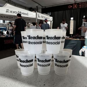 Vasos de Fiesta Reutilizables, Libres de BPA, de Plástico Esmerilado, Paquete de 16 Onzas, Sunshine & Cockta - Product Image 1