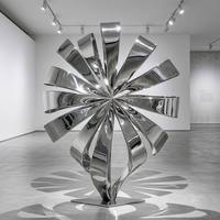 Sculpture en acier inoxydable de style abstrait moderne grandeur nature, miroir de galerie d'art, ruban rayonnant, sculptures en acier inoxydable