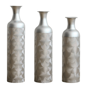 Set di 3 vasi da terra in metallo argentato con motivo a onde, cilindri alti decorativi per il soggiorno - Product Image 3