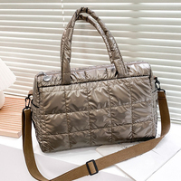 Sac à bandoulière matelassé avec logo personnalisé pour femmes, sac à main rembourré, sac à main rembourré, fourre-tout rembourré avec finition matelassée et oreiller