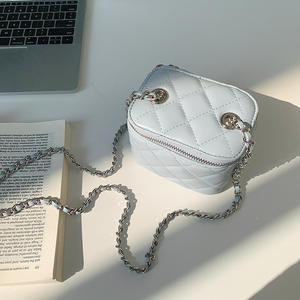 Bolso tote retro de PU de gran capacidad para mujer, novedad otoño-invierno, de alta gama, con cadena simple y cierre de cremallera, costuras a mano. - Product Image 4