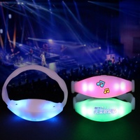 Usine directe lumière LED Bracelet ventilateurs 15 couleurs Logo personnalisé lueur Concert décoration expédition rapide télécommande pour les fêtes