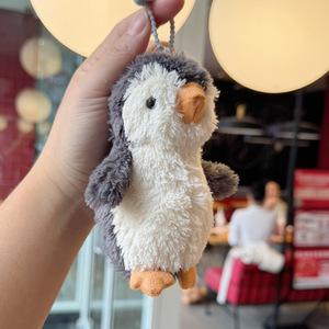 Vente en gros de pendentifs mignons en forme de petit pingouin, peluche en forme de pingouin cacahuète, pendentif pour sac, poupée en peluche, porte-clés en peluche - Product Image 2