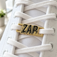 Vente en gros d'accessoires décoratifs de mode artisanaux en métal lacet de chaussure de sneaker initial personnalisé graver la serrure de dentelle de boucle pour les chaussures