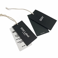 Étiquettes de vêtements personnalisées à bas prix avec impression de logo et nom, étiquettes suspendues en papier pour vêtements avec cordon