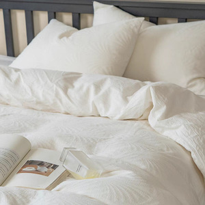 Juego de funda de edredón de satén de cuatro piezas de grado hotelero, ropa de cama de tela blanca pura para el hogar, para comodidad y estilo - Product Image 4