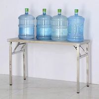 Table de travail pliante industrielle avec surface en acier inoxydable et pieds articulés pour cuisines commerciales, zones d'assemblage, d'emballage et de service