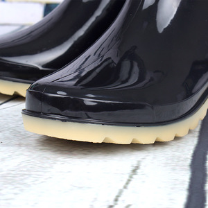 Men's Mid-Calf Rain Boots <b>Black</b> Plastic Non-Slip Work Boots <b>Low</b> <b>Heel</b> Medium Tube Solid Color - Product Image 4