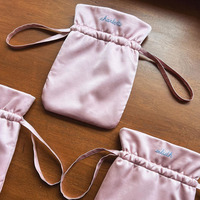 Vente en gros de sacs d'emballage en satin avec cordon de serrage sac en satin de soie couleur bonbon personnalisé petit parfum pochette en tissu de soie cadeau avec logos