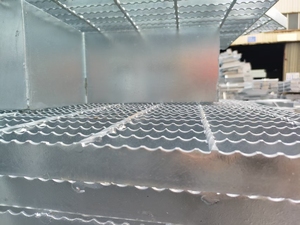 Grille en acier dentelé galvanisé à chaud durable, spécifications personnalisées, <span class=keywords><strong>dalle</strong></span> de passerelle antirouille pour la construction, l'usine, l'atelier - Product Image 6