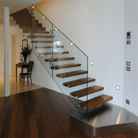 Moderne Holztreppe mit Massivholzstufen und Glasgeländer für Wohnhäuser