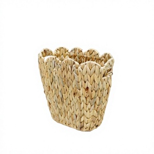 Panier décoratif tendance en jacinthe d'eau tressée, grand format, écologique, avec bord festonné et découpes, pour rangement domestique, direct usine - Product Image 1