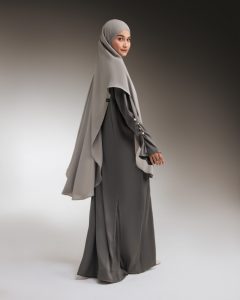 Ensemble Abaya en Soie Royale Élégant Effet Ombré avec Poignets Plissés, Idéal pour le Wudhu et le Quotidien - Product Image 1