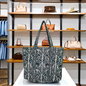 กระเป๋าโท้ทลายดอกไม้สุดหรู กระเป๋าผู้หญิงแบบเย็บติดกัน กระเป๋าสำหรับฤดูร้อน ผลิตในอินเดียโดยผู้ผลิตและผู้ส่งออกชาวอินเดีย - Product Image 3