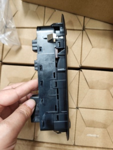 QSF 96749624ZD Adatto per l'interruttore del regolatore del vetro della finestra del vecchio modello <span class=keywords><strong>PEUGEOT</strong></span> <span class=keywords><strong>208</strong></span> - Product Image 2